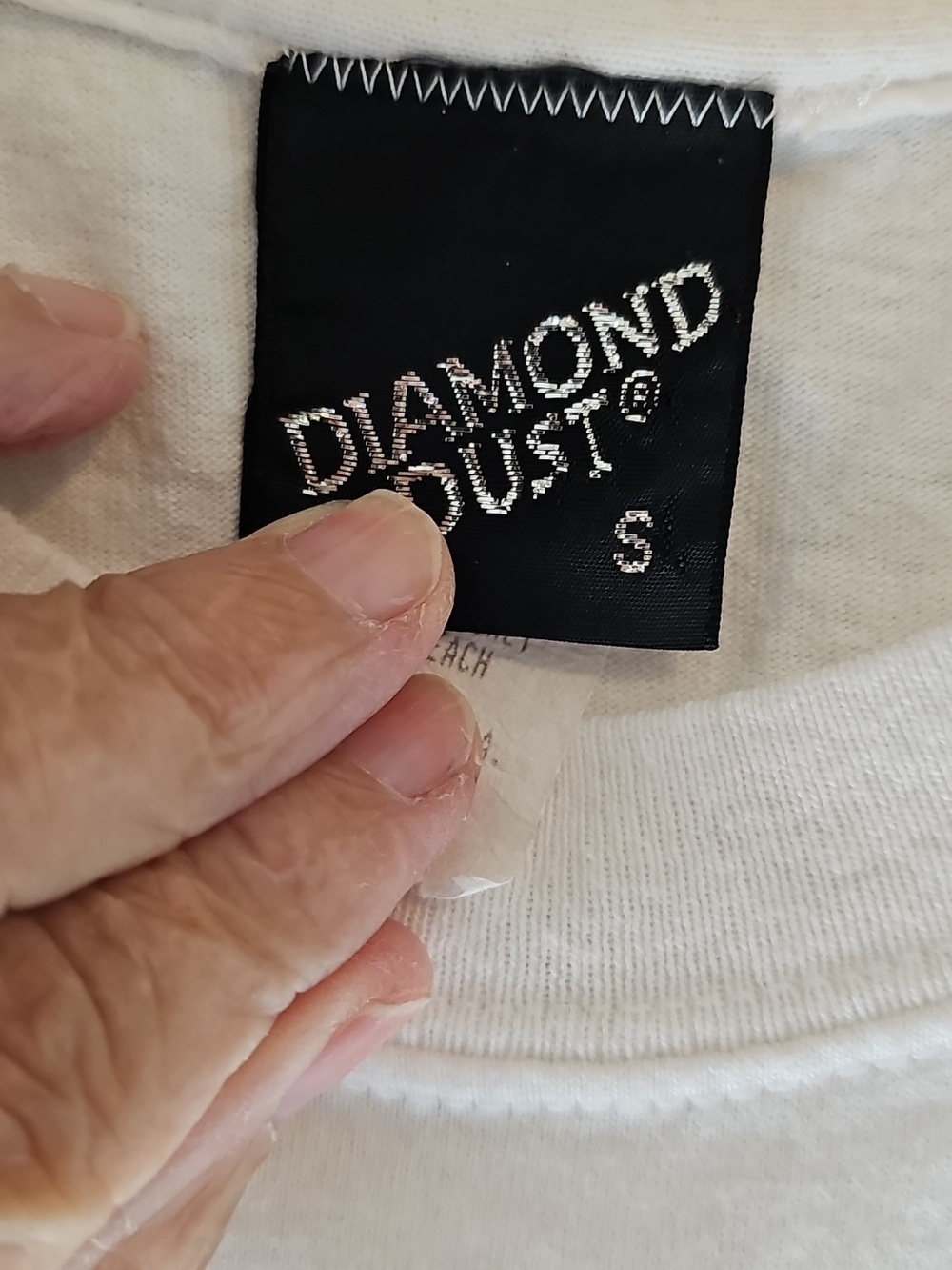 Diamond Dust, White Graphic Tee with Wolf & Dreamcatcher Design. Size Small. - Picture 3 of 5